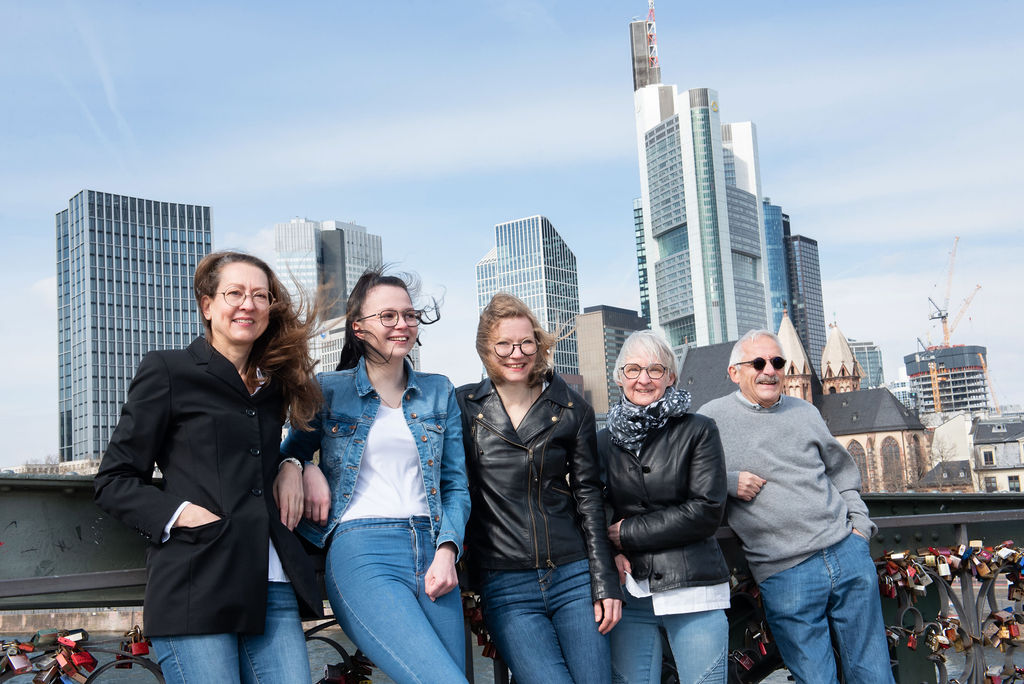 Augenoptik Hensler Teamfoto Frankfurt am Main Skyline